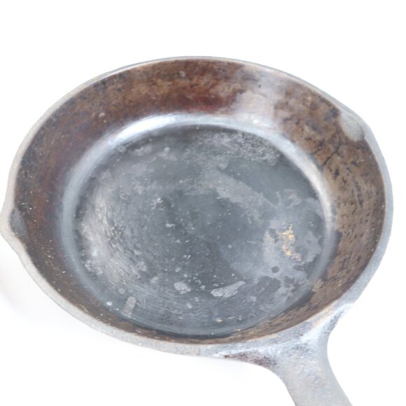 Antique Lot of 2 Unmarked Cast Iron Skillets Small Frying Pan Smoke Rings - Picture 2 of 11